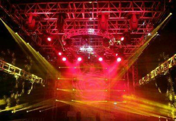 桁架搭建直接成為舞美設計的主角，如何震撼現場效果